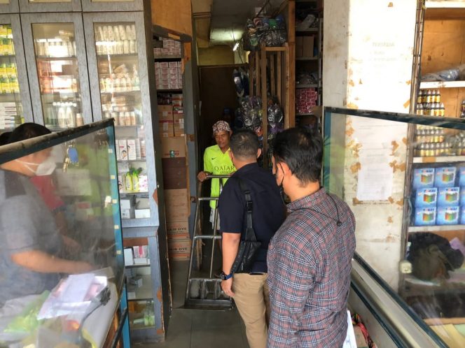 
 Foto Ferdani/Radar Kotabumi
Caption : Tampak sejumlah anggota kepolisian dari Polres Lampura, saat tutun lapangan ke sejumlah toko sembako, dalam rangka mengantisifasi penimbunan minyak goreng, Rabu(23/2).
