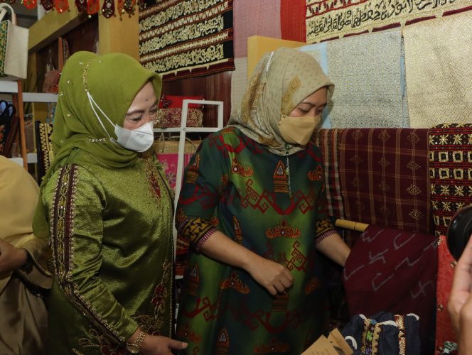 
 Nur Endah Hadiri Pembukaan Jakarta Inacraft