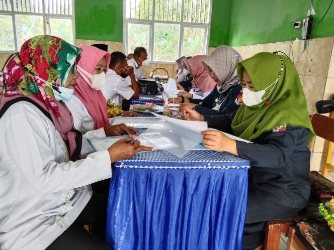 
 Foto IST  Kasi Kurikulum dan Penilaian SMP Diana Wati bersama tim saat melakukan pemeriksaan kelengkapan guna pencairan dana BOS.
