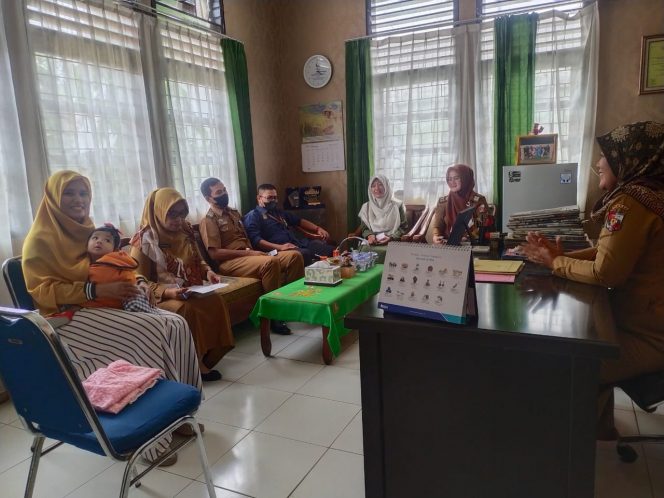 
 caption : Kepala Dinas Koperasi UMKM dan Perindustrian Lampura Dina Prawitarini sat menggelar rapat bersama Pelaku UMKM di kantornya, Selasa (1/3). Foto RIA  