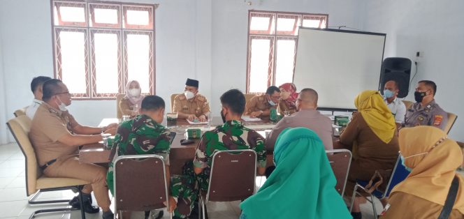 
 Foto RIA  Tampak para anggota tim seleksi Paskibraka saat menggelar rapat bersama di kantor Disporapar, Selasa(15/3).  