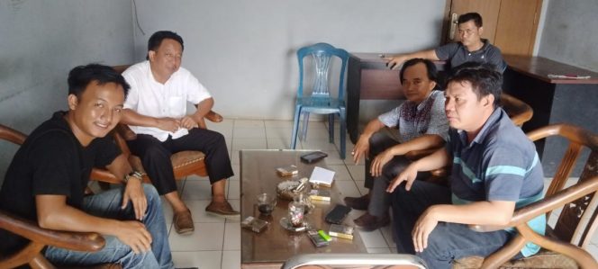 
 caption : Kades Kistang, Fajar saat menyampaikan klarifikasinya di kantor Radar Kotabumi, Kamis (10/3)