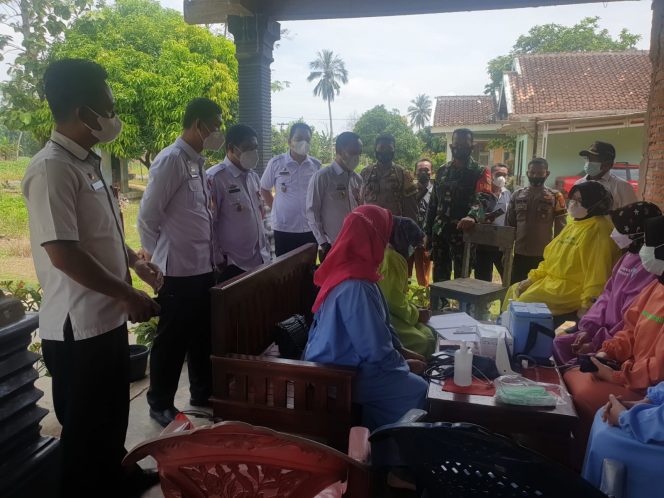 
 Asisten I Pemkab Lampura Mankodri bersama Tim saat melakukan peninjauan pelaksanaan Vaksinasi di salah satu Kecamatan, Rabu (23/3).
