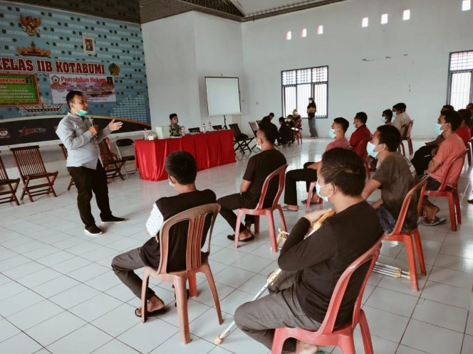 
 caption : Warga binaan Rutan Kelas II B Kotabumi ikuti sosialisasi penyuluhan hukum.

