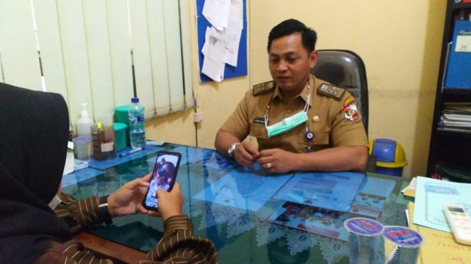 
 caption : Kabid Pelayanan dan Pendaftaran Penduduk Ferry Wijaya saat diwawancara terkait ketunggalan data, Senin (28/3).