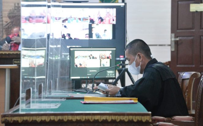 
 caption : Sampaikan pledoi : Suasana sidang lanjutan dengan agenda pleidoi (pembelaan), terdakwa suap fee proyek di Dinas PUPR Lampung Utara (Lampura) Akbar Tandaniria Mangkunegara, di pengadilan negeri Tanjungkarang, Rabu (30/3). Foto M. Tegar Mujahid