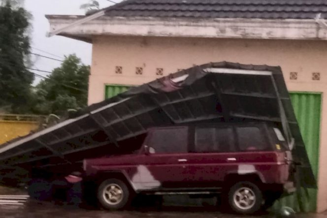 
 caption : Hujan es dan angin kencang di  Bukit Kemuning Lampura, sebabkan sejumlah kerusakan  