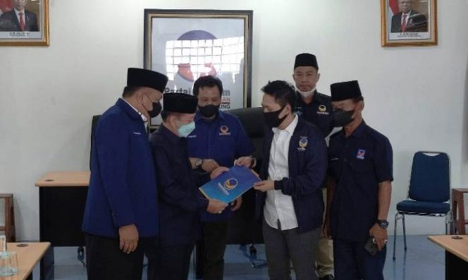 
 caption : Ketua DPW Partai Nasdem Lampung, Herman HN menyerahkan rekomendasi dari DPP Partai Nasdem pada Ardian Saputra, di kantor DPW setempat, Sabtu (12/3)