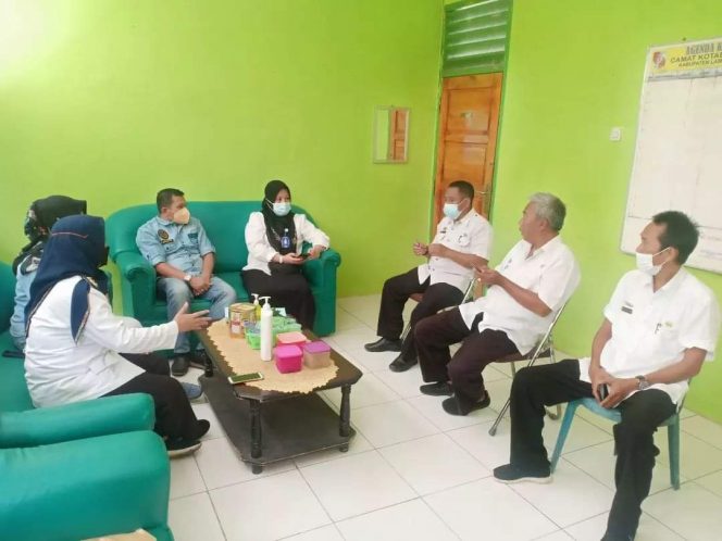 
 caption : Kabid Pelayanan dan Pencatatan Sipil Diah Novilia didampingi para Kasinya saat mengunjungi salah satu Desa. Foto IST