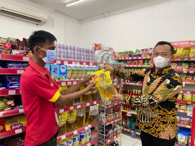 
 Foto IST  Kadisdag Lampura Hendri saat mengecek ketersediaan minyak goreng di Ritel-ritel Modern.