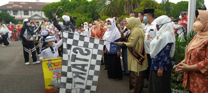 
 caption : Pawai songsong Ramadhan di lepas langsung oleh Bunda Paud Lampura, Hj.Nur Endah Sulastri Kamis (31/3) sekira pukul 07.30 WIB.  