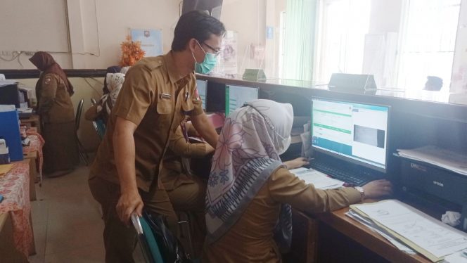 
 Foto RIA  Kasi Pindah Datang Penduduk Bambang Irawan saat mengecek Aplikasi SIAK Terpusat pada Operator Disdukcapil, Senin (7/3).
