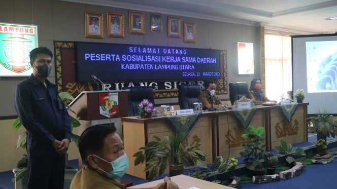 
 Foto Protokol Pemkab Lampura  Asisten I Pemkab Lampura Mankodri didampingi Kabag Kerjasama Indralina saat memberikan pemaparan kepada peserta Sosialisasi, Selasa(22/3).
