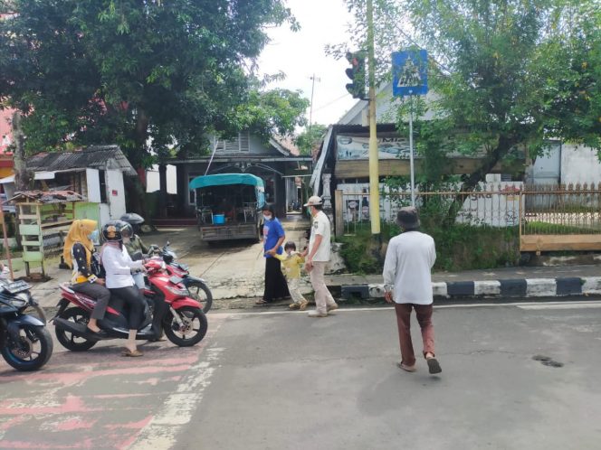 
 caption : Kasi Penyelidikan, Penyidikan dan Disiplin ASN Novi Irwansyah saat menertibkan Anjal dan Ibunya yang sering mangkal di Lampu merah depan kantor Pemkab, Rabu (16/3).  