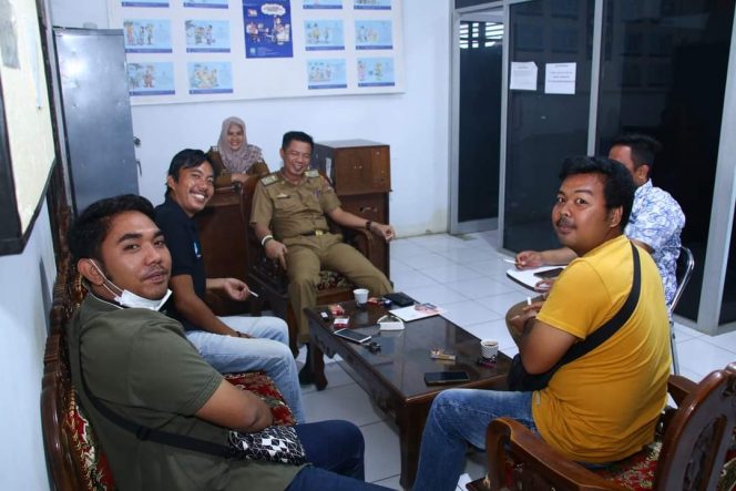 
 caption : Kabid Informasi dan Komunikasi Firmansyah berbincang bersama sejumlah wartawan terkait Perpanjang Pendaftaran MoU Media