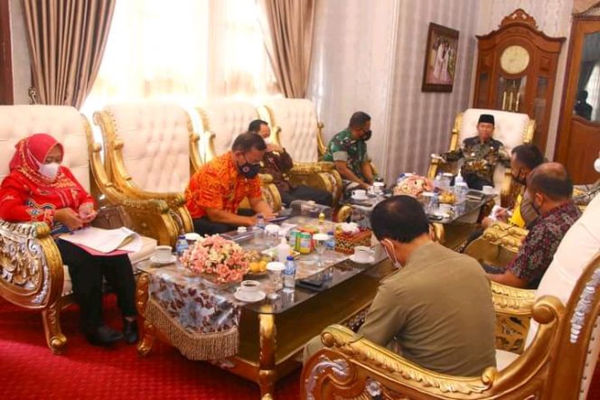
 Foto Diskominfo Lampura  Bupati Lampura H. Budi Utomo saat menggelar rapat bersama terkait Covid-19 di Rumdis Bupati.  