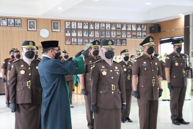 
 caption : Pelantikan dan mengambil sumpah jabatan Lima Kepala Kejaksaan Negeri (Kajari) se-Lampung dan satu Asisten Pengawasan , di Aula Kejati Lampung, Selasa (15/3).
