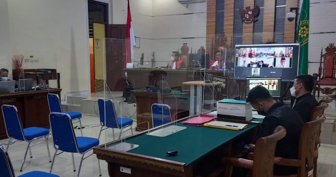 
 caption :  Terdakwa Akbar Tandaniria Mangkunegara mengikuti sidang lanjutan perkara gratifikasi fee proyek di Dinas PUPR Lampung Utara dengan agenda pemeriksaan terdakwa secara virtual di Pengadilan Negeri Kelas IA Tanjungkarang, Rabu (2/3). Foto M. Tegar Mujahid