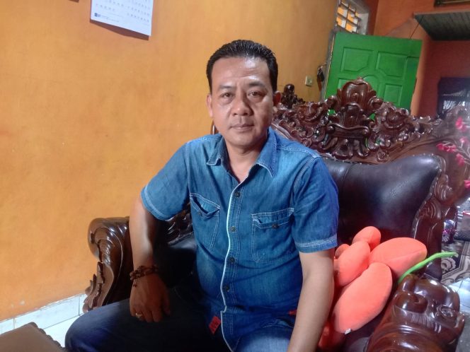 
 caption : Syahlan, pemilik lapak Sanjungan