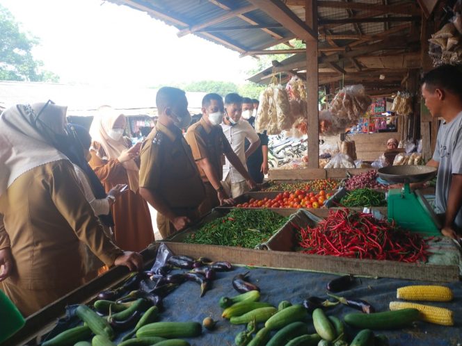 
 Tim dari Disdag bersama Intansi terkait saat mengecek ketersediaan dan harga Sembako di Pasar Sentral, Selasa (22/3).
