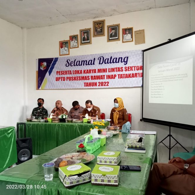 
 caption : Kabid SDK Lampura Antoni Effendi didampingi Camat Abung Surakarta Apriadi saat memberikan pemaparan kepada peserta Lokmin, Senin(28/3).
