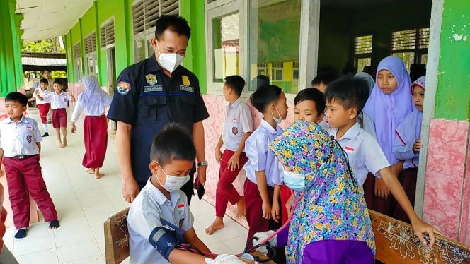 
 caption : Polres Lampura turunkan tim yang terdiri dari perwira staf sebagai supervisor yang bertugas untuk memantau pelaksanaan, menyampaikan saran dan arahan kepada vaksinator serta petugas pengamanan, dalam rangka percepatan vaksinasi.