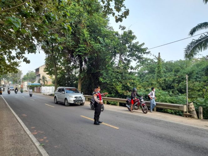 
 caption : Tampak personil Polres Lampura, melakukan pengamanan 
