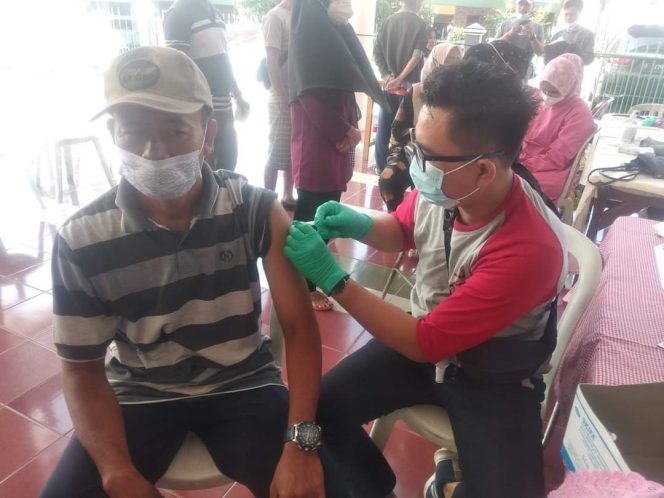 
 caption : Tim gugus tugas covid-19 Kabupaten Lampura, menggelar vaksinasi tahap II secara door to door di desa-desa. Foto Dinas Kesehatan Lampura