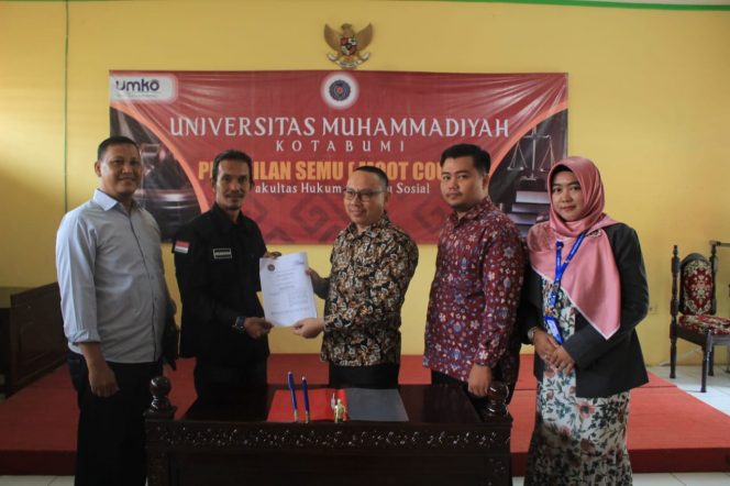 
 caption : Dekan FHIS UMKO,  Suwardi, S.H., M.H., CM, CPCLE (kanan) dan Ardiansyah ketua SMSI Lampura (kiri) menunjukan MoA yang ditandatangani
