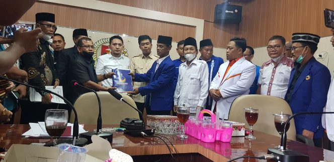 
 Caption : Sekretaris DPD Partai Nasdem Lampura, Hadi Kesuma, saat menyerahkan berkas pendaftaran calon wabup Lampura, Jumat(18/3). Foto Riduan