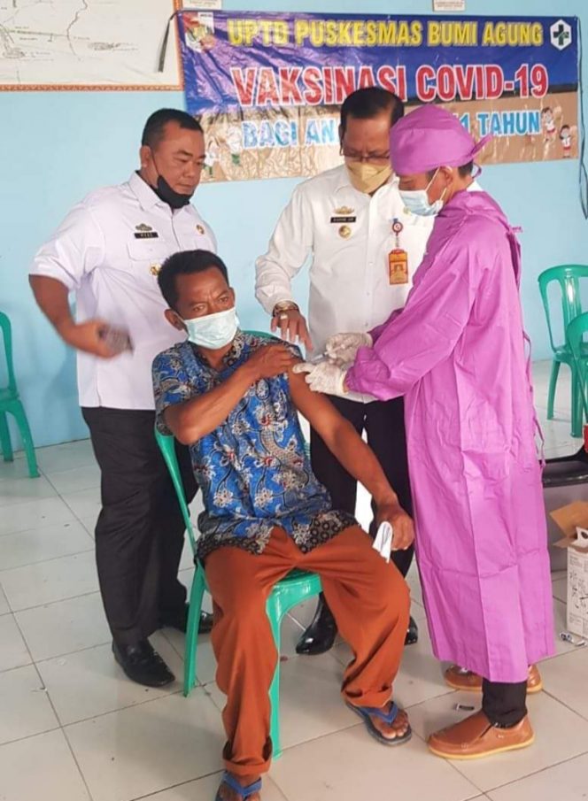 
 caption : Warga tengah divaksinasi oleh petugas
