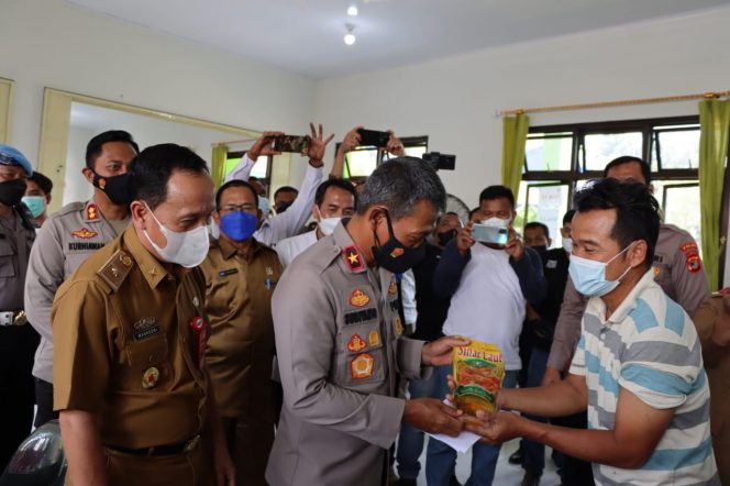 
 caption :  Waka Polda Lampung Brig Jend.Pol Drs. Subiyanto memberikan minyak goreng pada peserta vaksinasi, ketika mengunjungi kegiatan vaksinasi di MIN 3 Kotabumi  Lampura, Selasa (8/3)
