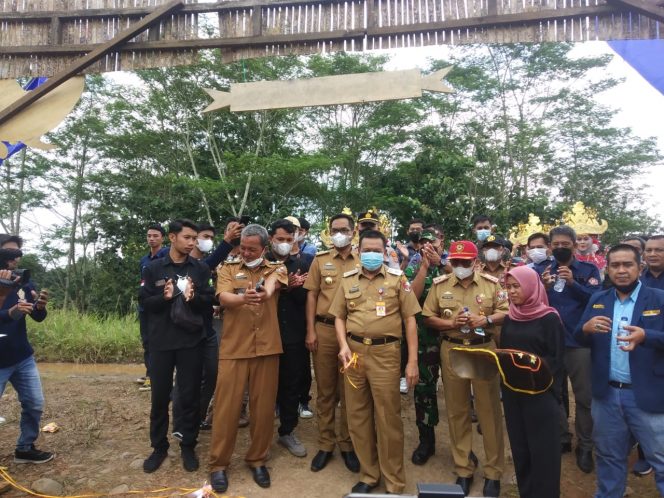 
 Asisten III Pemkab Lampura Hi. Sopyan, didampingi Kades Pengaringan Sarkasi, Camat Abung Barat Gunaido Uthama, menggunting pita, sebagai pertanda dilounchingnya Taman Wisata Green Belt di bendungan Waybumi Abung, Selasa(29/3). Foto IST   