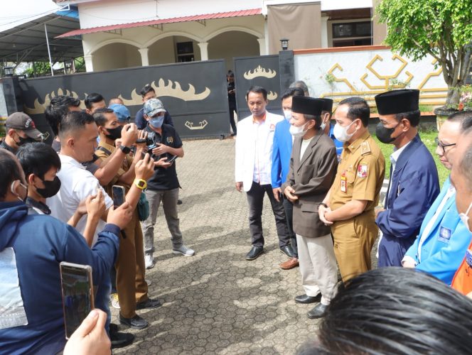 
 Foto IST  Caption : Koalisi Parpol pengusung ABDI pada Pilkada 2018, diwawancarai wartawan, seusai menyampaikan rekomendasi DPP usulan dua nama calon Wabup Lampura, di Rumah Dinas Bupati, Senin(14/3).  