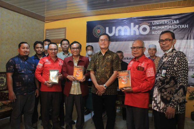 
 CAPTION : Komisioner KPU Lampung, M. Tio Aliansyah, bersama Komisioner KPU Lampung Utara foto bareng dengan Rektor UMKO, DR Sumarmo dan jajaran rektoral UMKO lainnya, Selasa, (29/3).
