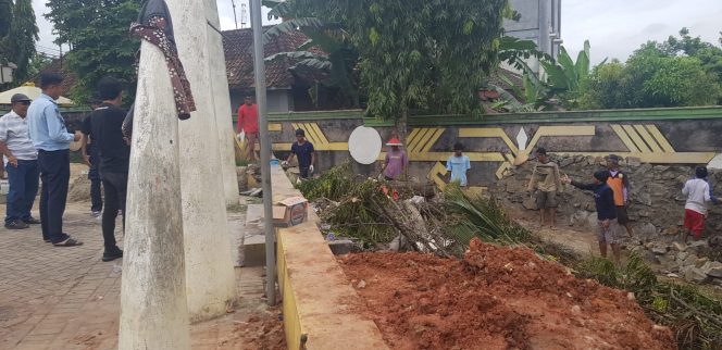 
 Foto Riduan
Caption : Sejumlah Warga Binaan Pemasyarakatan(WBP) Lapas Kotabumi beraksi, membangun tembok penahan lokasi panggung hiburan rakyat di taman gading, Tugu Payan Mas Kotabumi, Selasa(15/3).