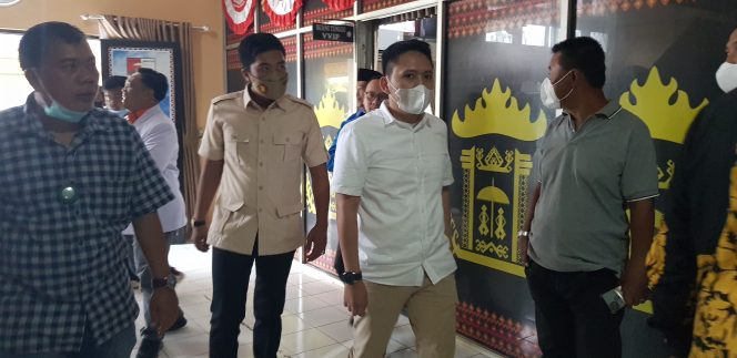 
 caption : Dua calon Wabup Lampura, Ardian Saputra (berbaju putih) dan William Mamora (tengah), saat memasuki ruang rapat DPRD Setempat, Jumat(18/3). Foto Riduan