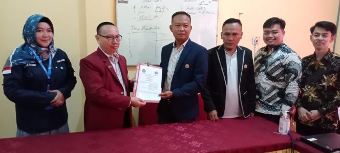 
 Foto IST  Caption : Ketua PWI Lampura M. Rozi Ardiansyah, seusai menandatangani MoA/Nota Kesepahaman bersama Dekan FHIS UMKO Lampung, Suwardi, Senin(14/3).  