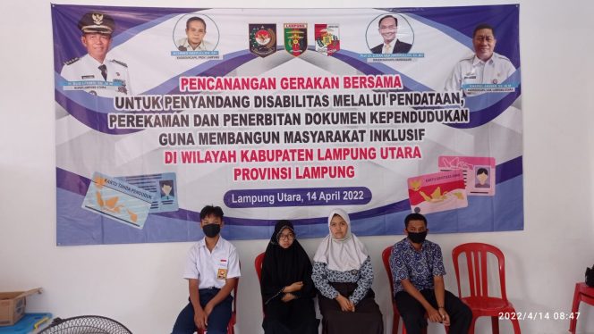 
 caption ; Tampak para siswa SLB saat akan melakukan perekaman KTP-El dan KIA.  