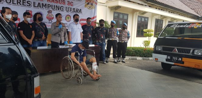 
 Tersangka Curas Mobil Pikap Novian Irawan Alias Wancik, tertunduk lesu di atas kursi roda, akibat luka tembak yang dialaminya, saat konferensi pers di mapolres Lampura, Kamis(7/4). Foto Riduan     