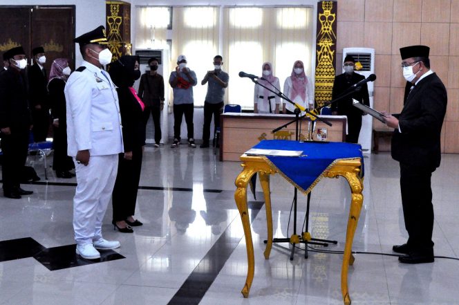 
 caption : Sekkab Lampura H. Lekok saat Lantik Pejabat Eselon III dan IV di Aula Tapis, Kamis(21/4). Foto RIA
