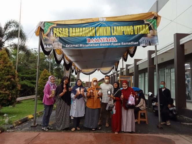 
 caption : Pelaku Usaha Mikro Kecil Menengah(UMKM) membuka Bazar Ramadhan di dua titik yang ada di Lampura, yakni i depan kantor PKK Kotabumi dan di halaman Parkir Ramayana Kotabumi.