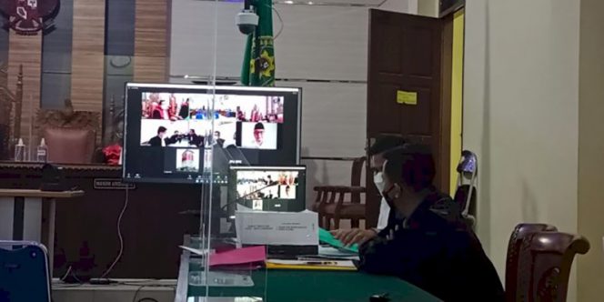 
 caption : Sidang Akbar Tandaniria Mangkunegara adik kandung bupati Lampura Agung Ilmu Mangkunegara, Rabu (13/4) Majelis hakim Pengadilan Negeri (PN) Tipikor Kelas IA Tanjungkarang mengganjar 4 tahun penjara dan denda Rp200 juta subsider 4 bulan penjara serta membayar Uang Pengganti  Rp3,2 Miliar
