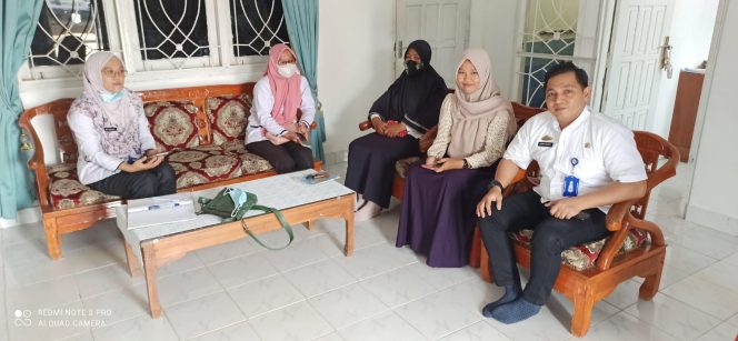 
 caption : Kabid Dalduk Disdukcapil Lampura Ferry Wijaya bersama tim saat menyambangi SLB. Foto IST
