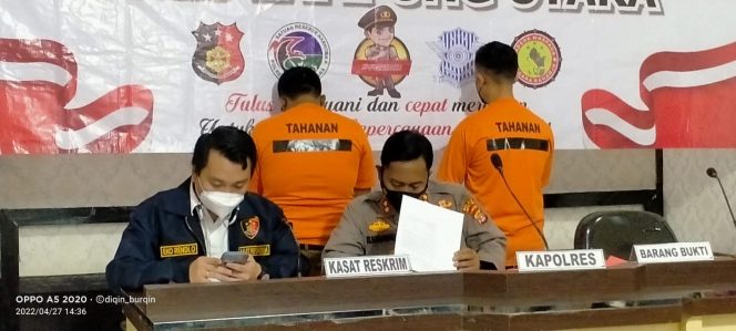 
 caption : Kapolres Lampung Utara AKBP Kurniawan Ismail  yang didampingi Kasat Reskrim AKP Eko Rendi Oktama, memberikan keterangan terkait dugaan gratifikasi yang melibatkan dua oknum pejabat Dinas Pemerintahan dan Masyarakat Desa 