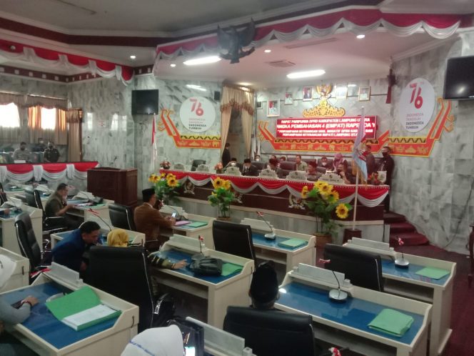 
 caption : Suasana sidang paripurna DPRD Lampura pembahasan 4 Raperda. Salah satunya Raperda Tentang Penanggulangan Kemiskinan, pada Jum'at (22/4) lalu.