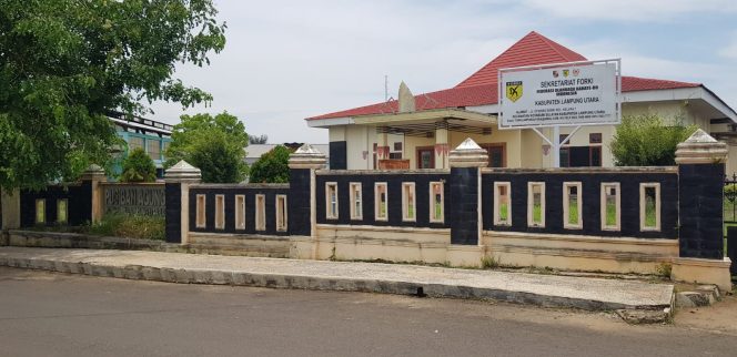 
 caption : Gedung pusiban agung yang terletak tepat dibelakang rumah dinas bupati Lampura.