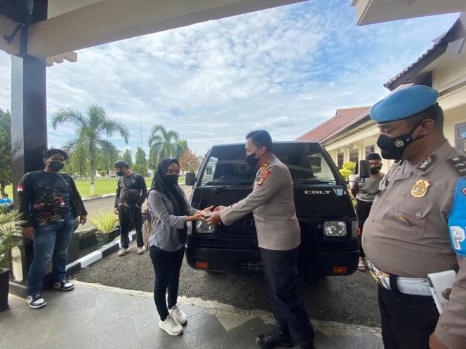 
 caption : Kapolres Lampura, AKBP Ismail Kurniawan saat menyerahkan kunci beserta mobil Pikup milik korban korban. Foto Fahrozy Irsan Toni
