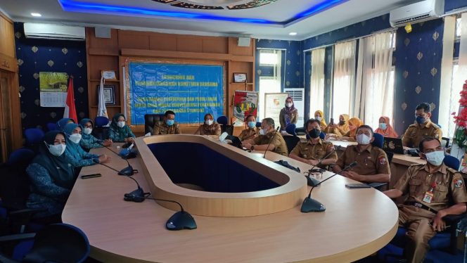 
 caption : Ketua TP-PKK Lampura Hj. Nur Endah Sulastri saat mengikuti Virtual Zoom Lounching Desa Ramah dan Perduli Anak serta Desa Model Konvergensi penanganan dan Pencegahan Stunting, Selasa(26/4)
