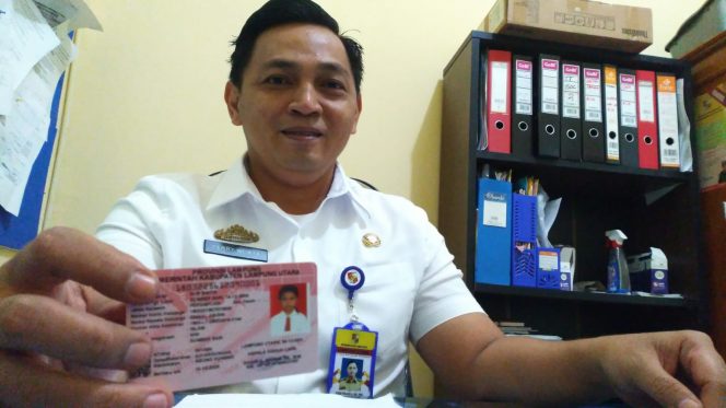 
 Foto Kabid Pelayanan dan Pendaftaran Penduduk Ferry Wijaya saat menunjukkan KIA, Rabu (6/4).
